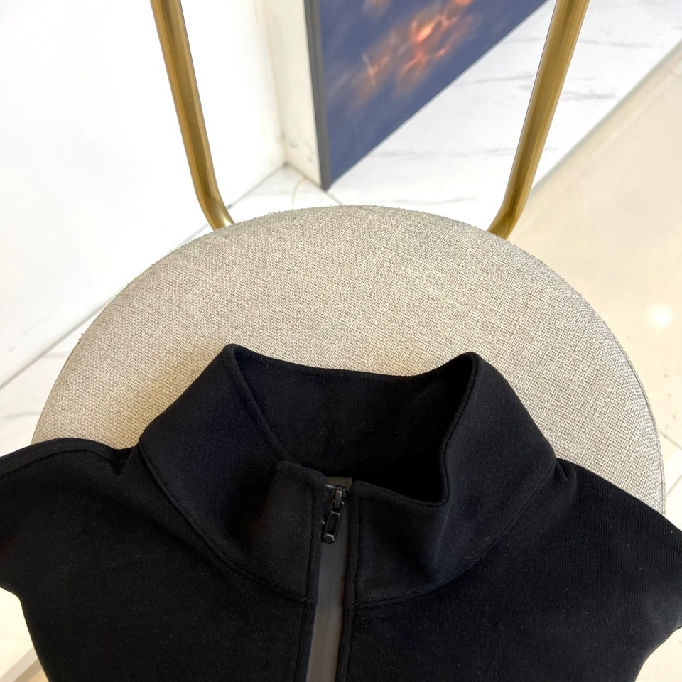 Bur巴宝莉、2025秋冬新款男士半拉链高领上衣以温暖棕色演绎英伦优雅。经典半拉链设计兼具实用性与现代感