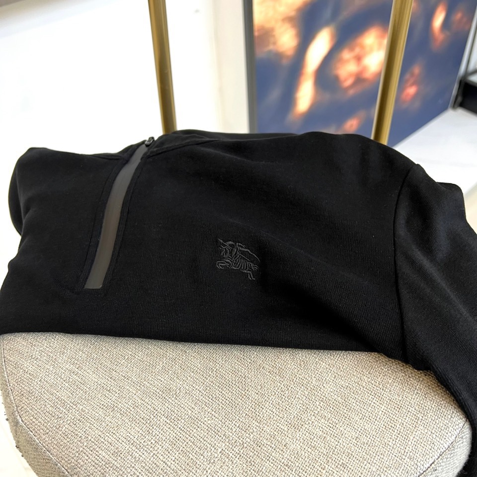 Bur巴宝莉、2025秋冬新款男士半拉链高领上衣以温暖棕色演绎英伦优雅。经典半拉链设计兼具实用性与现代感