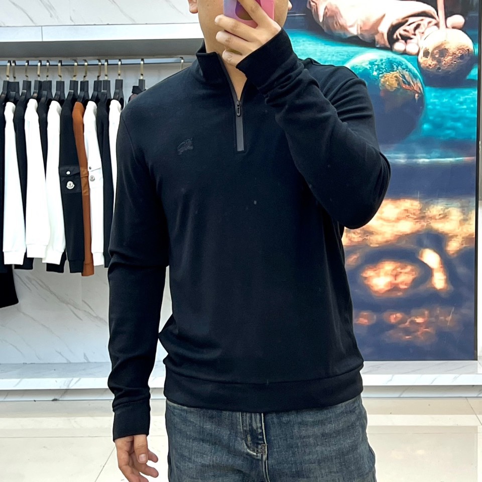 Bur巴宝莉、2025秋冬新款男士半拉链高领上衣以温暖棕色演绎英伦优雅。经典半拉链设计兼具实用性与现代感