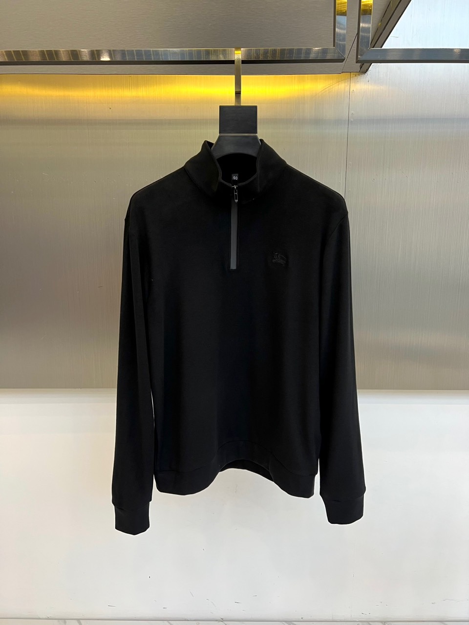 Bur巴宝莉、2025秋冬新款男士半拉链高领上衣以温暖棕色演绎英伦优雅。经典半拉链设计兼具实用性与现代感