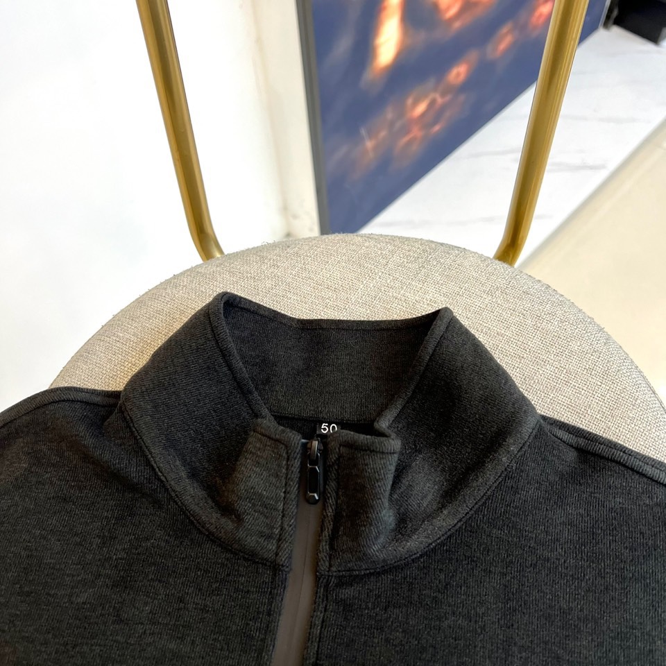 Bur巴宝莉、2025秋冬新款男士半拉链高领上衣以温暖棕色演绎英伦优雅。经典半拉链设计兼具实用性与现代感