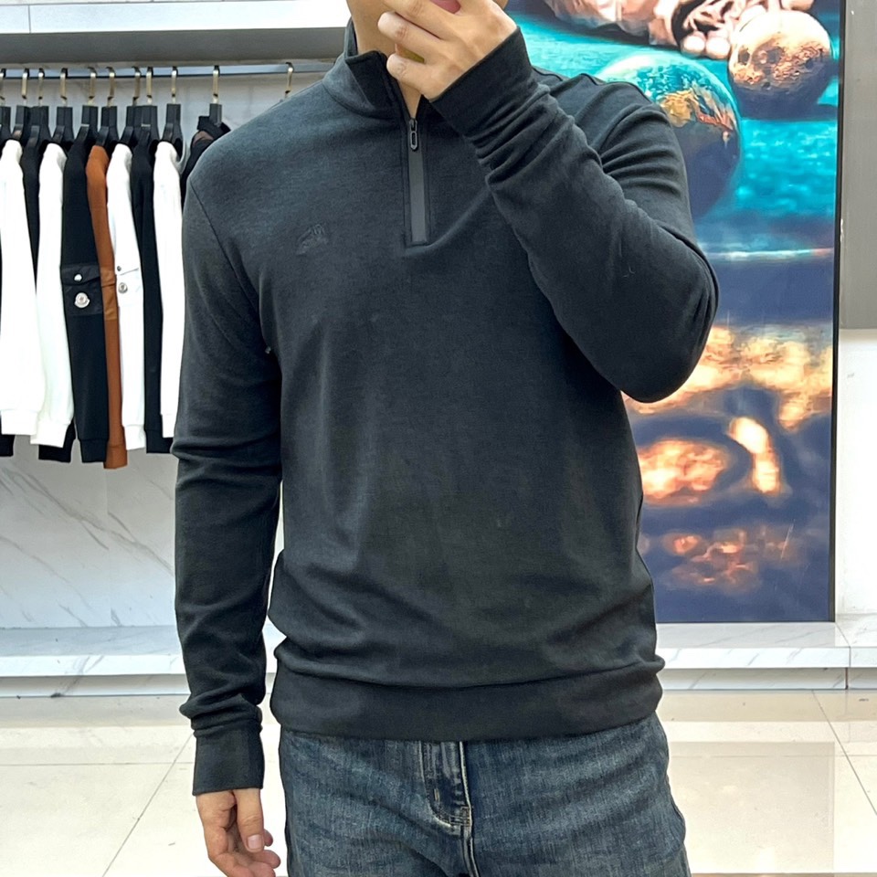 Bur巴宝莉、2025秋冬新款男士半拉链高领上衣以温暖棕色演绎英伦优雅。经典半拉链设计兼具实用性与现代感