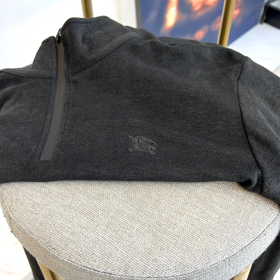 Bur巴宝莉、2025秋冬新款男士半拉链高领上衣以温暖棕色演绎英伦优雅。经典半拉链设计兼具实用性与现代感