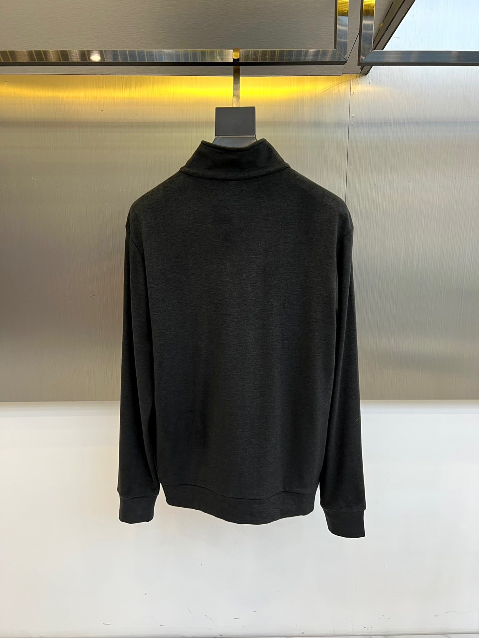 Bur巴宝莉、2025秋冬新款男士半拉链高领上衣以温暖棕色演绎英伦优雅。经典半拉链设计兼具实用性与现代感