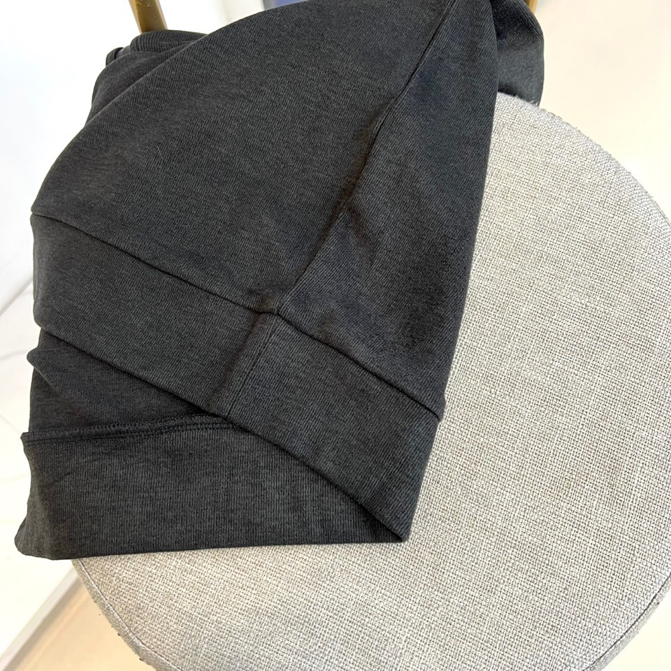 Bur巴宝莉、2025秋冬新款男士半拉链高领上衣以温暖棕色演绎英伦优雅。经典半拉链设计兼具实用性与现代感