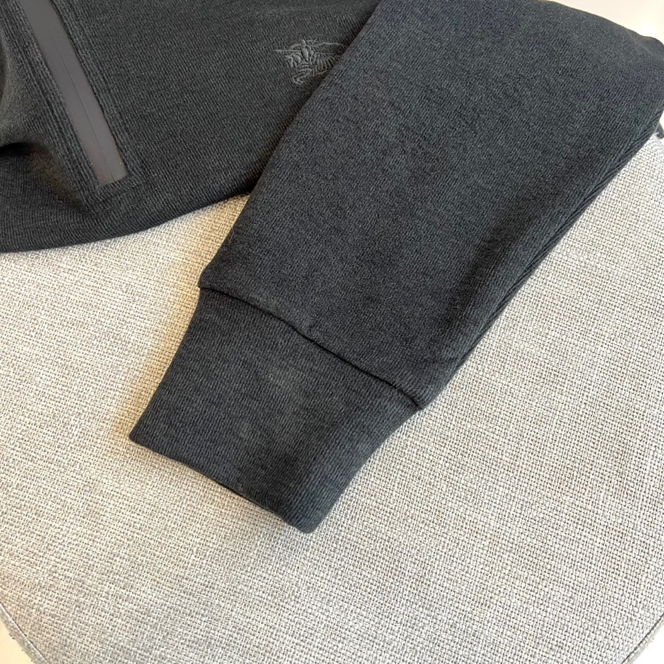 Bur巴宝莉、2025秋冬新款男士半拉链高领上衣以温暖棕色演绎英伦优雅。经典半拉链设计兼具实用性与现代感