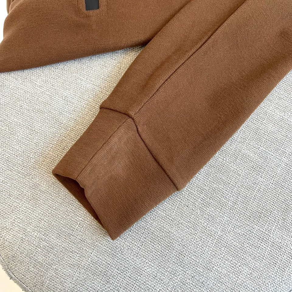 Bur巴宝莉、2025秋冬新款男士半拉链高领上衣以温暖棕色演绎英伦优雅。经典半拉链设计兼具实用性与现代感