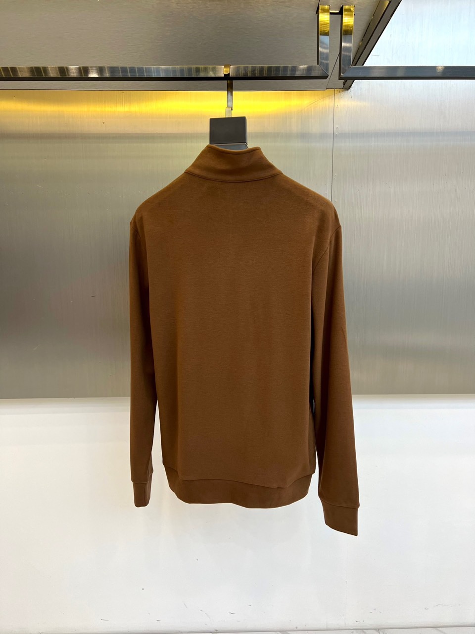 Bur巴宝莉、2025秋冬新款男士半拉链高领上衣以温暖棕色演绎英伦优雅。经典半拉链设计兼具实用性与现代感