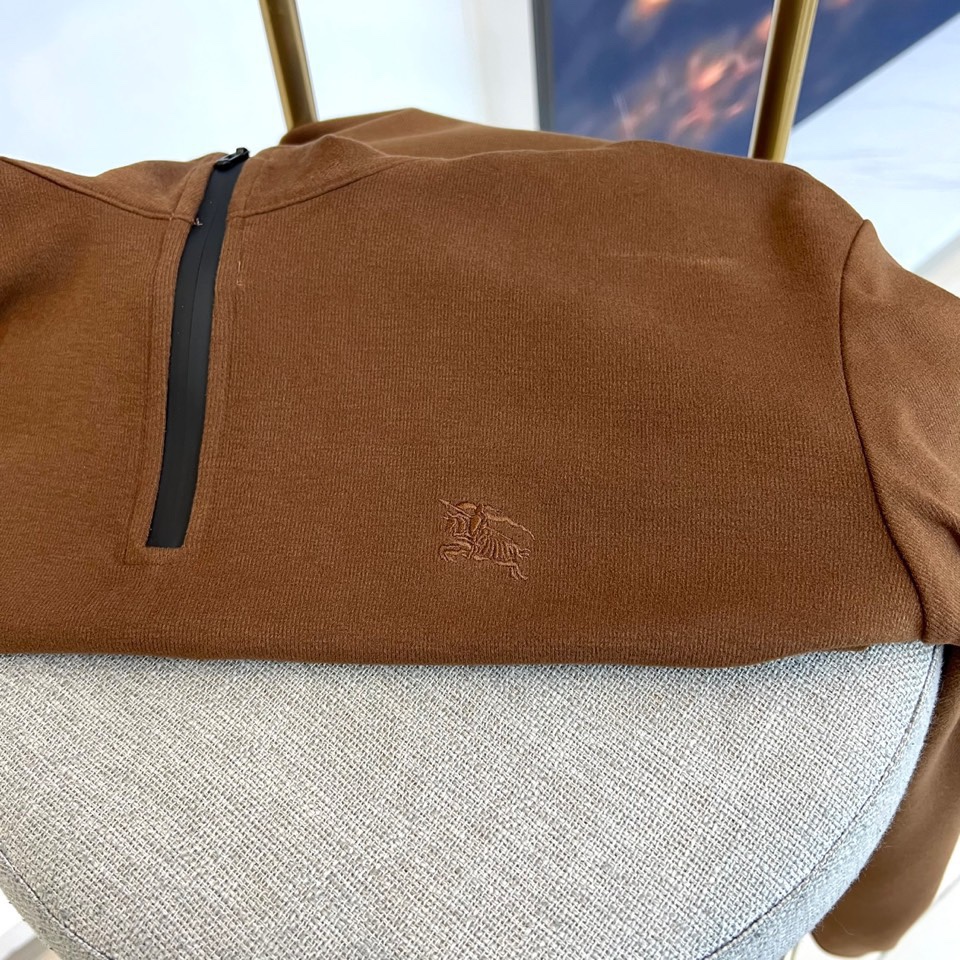 Bur巴宝莉、2025秋冬新款男士半拉链高领上衣以温暖棕色演绎英伦优雅。经典半拉链设计兼具实用性与现代感