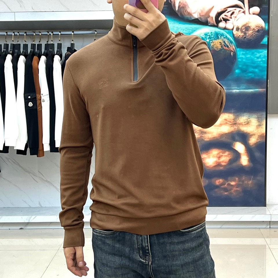 Bur巴宝莉、2025秋冬新款男士半拉链高领上衣以温暖棕色演绎英伦优雅。经典半拉链设计兼具实用性与现代感