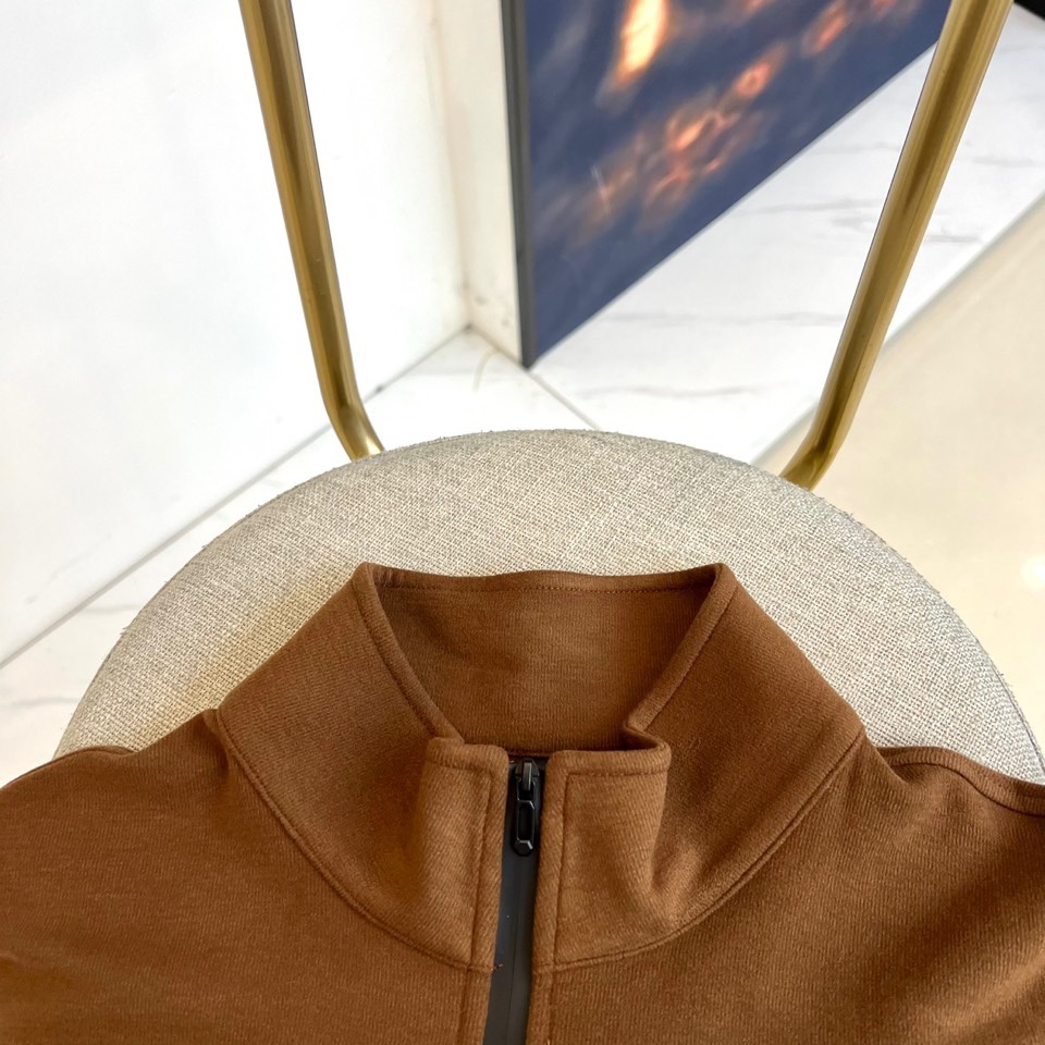 Bur巴宝莉、2025秋冬新款男士半拉链高领上衣以温暖棕色演绎英伦优雅。经典半拉链设计兼具实用性与现代感