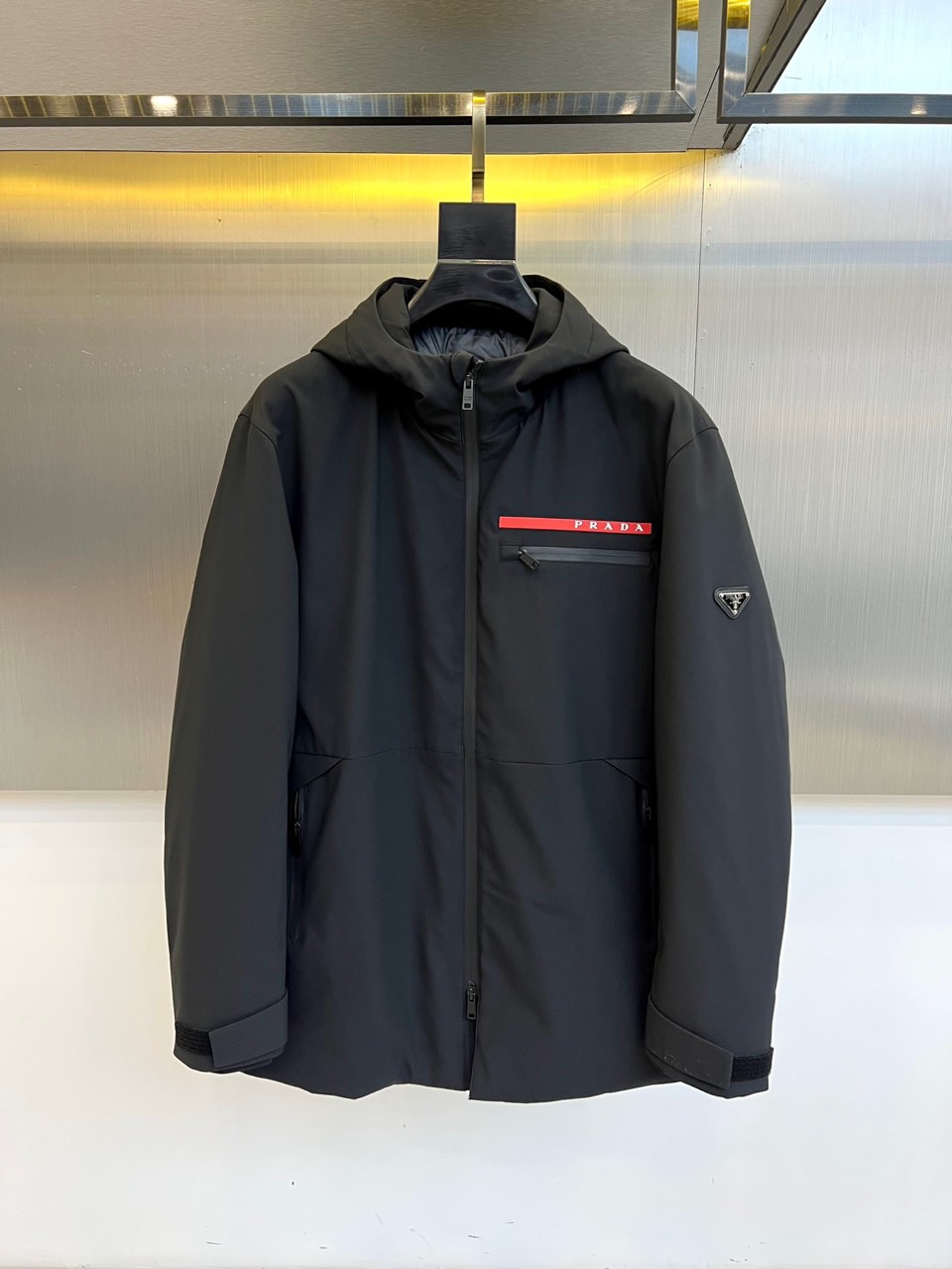 Prad普拉（鹅绒）、2025秋冬新品鹅绒中长款羽绒服，以经典黑色演绎永恒奢华。中长版型兼顾保暖与风度，