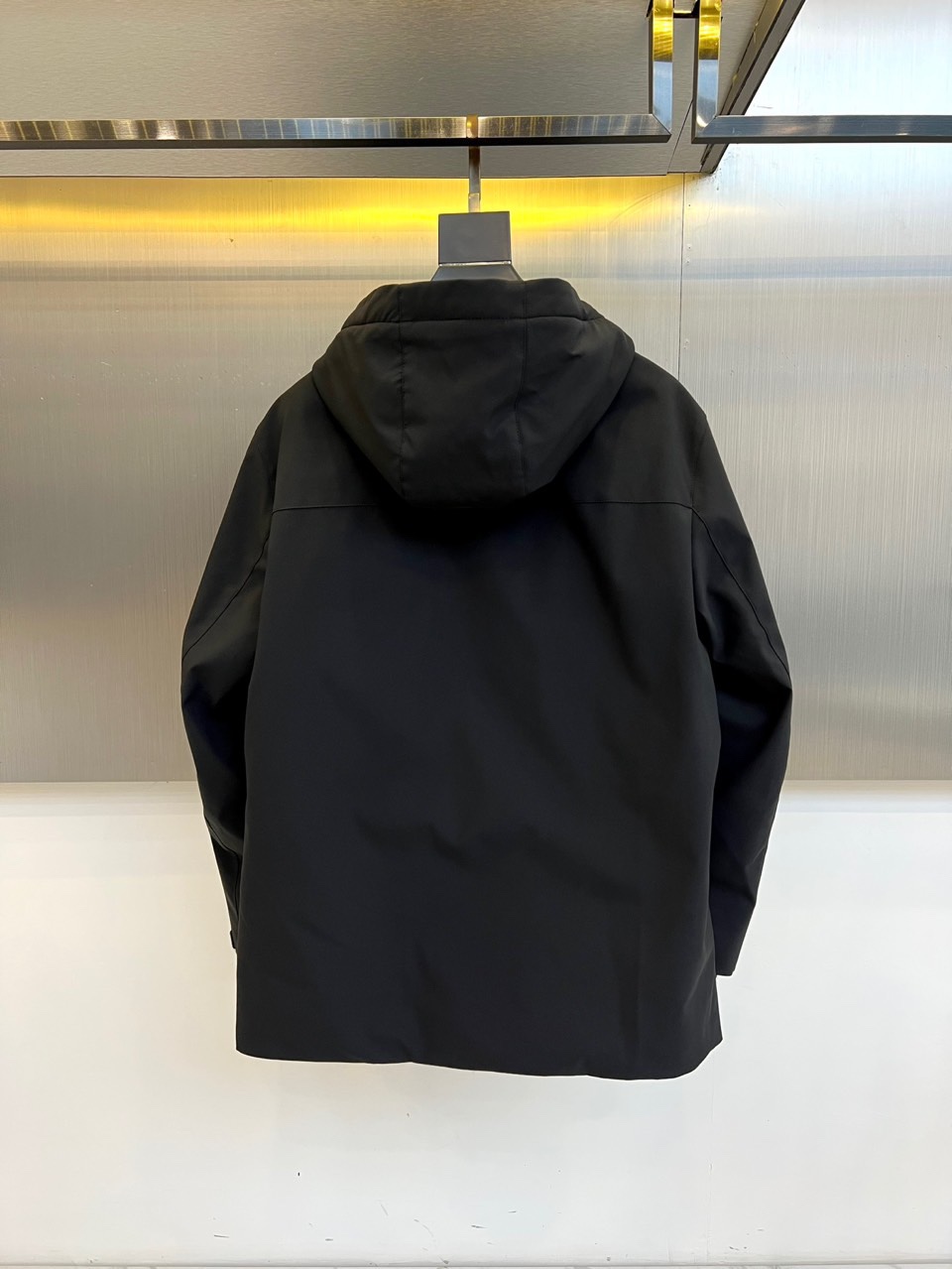 Prad普拉（鹅绒）、2025秋冬新品鹅绒中长款羽绒服，以经典黑色演绎永恒奢华。中长版型兼顾保暖与风度，