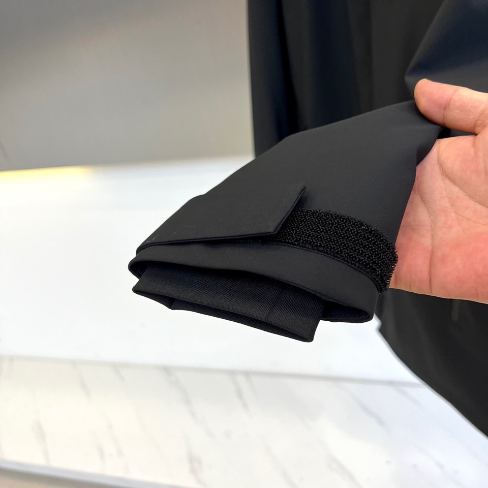 Prad普拉（鹅绒）、2025秋冬新品鹅绒中长款羽绒服，以经典黑色演绎永恒奢华。中长版型兼顾保暖与风度，