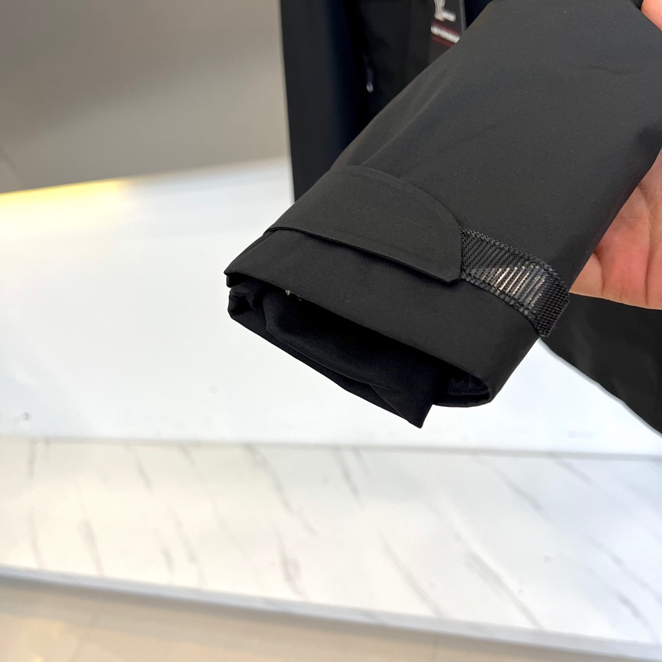 MON蒙口（高端白鹅绒）、2025秋冬新品男士高性能滑雪羽绒服，以米白色调演绎极简机能美学。连帽设计搭配