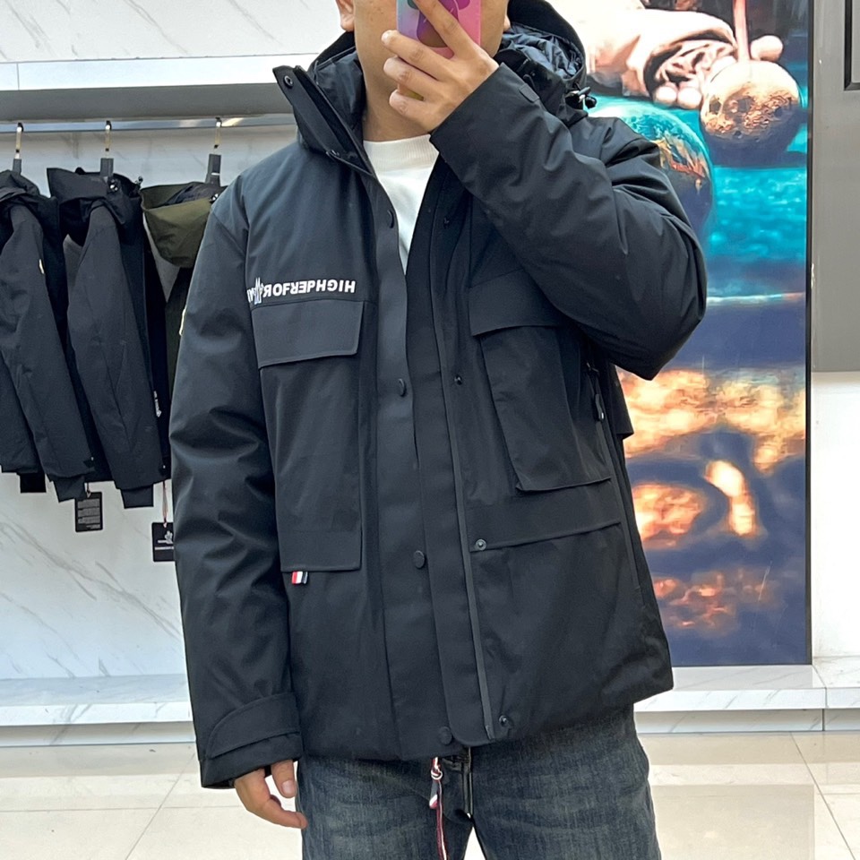 MON蒙口（高端白鹅绒）、2025秋冬新品男士高性能滑雪羽绒服，以米白色调演绎极简机能美学。连帽设计搭配