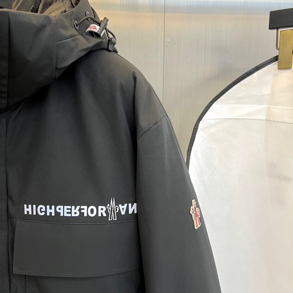 MON蒙口（高端白鹅绒）、2025秋冬新品男士高性能滑雪羽绒服，以米白色调演绎极简机能美学。连帽设计搭配