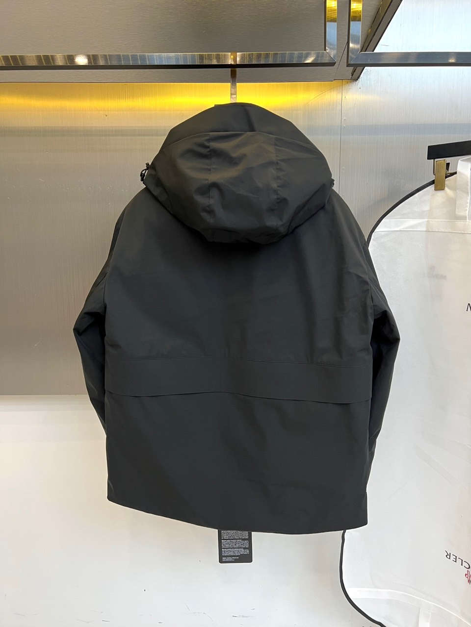 MON蒙口（高端白鹅绒）、2025秋冬新品男士高性能滑雪羽绒服，以米白色调演绎极简机能美学。连帽设计搭配