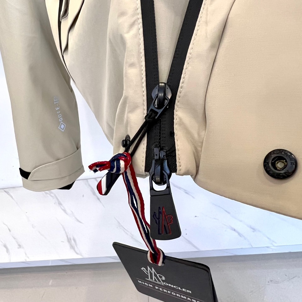 MON蒙口（高端白鹅绒）、2025秋冬新品男士高性能滑雪羽绒服，以米白色调演绎极简机能美学。连帽设计搭配