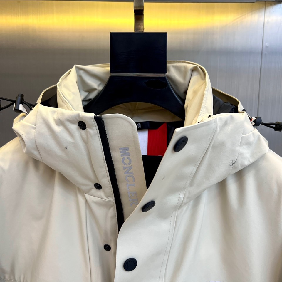 MON蒙口（高端白鹅绒）、2025秋冬新品男士高性能滑雪羽绒服，以米白色调演绎极简机能美学。连帽设计搭配