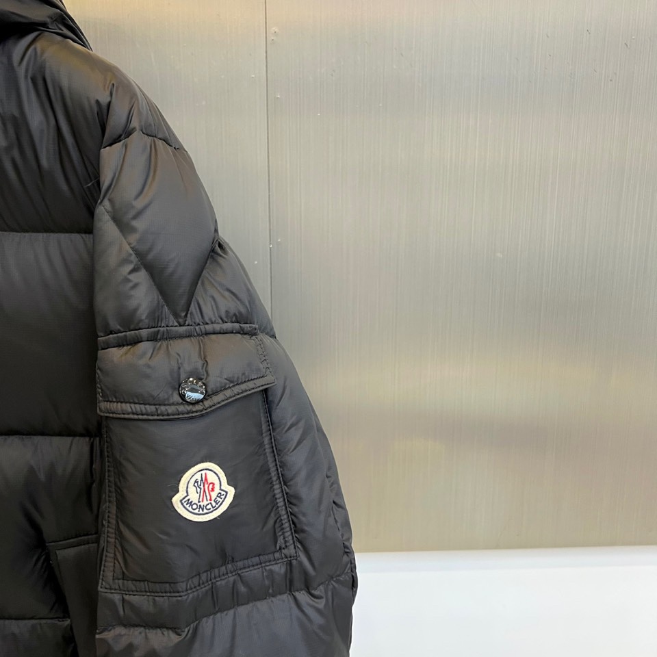 Mon蒙口（白鹅绒）、2025秋冬新款短款羽绒服以极简设计演绎现代冬日美学。连帽设计搭配可调节抽绳，兼顾