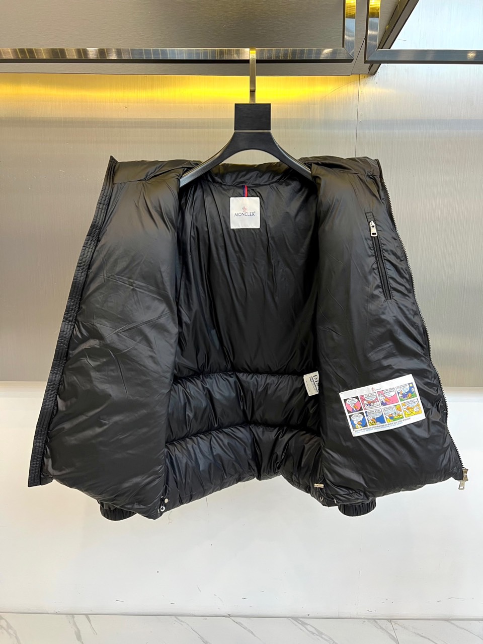 Mon蒙口（白鹅绒）、2025秋冬新款短款羽绒服以极简设计演绎现代冬日美学。连帽设计搭配可调节抽绳，兼顾