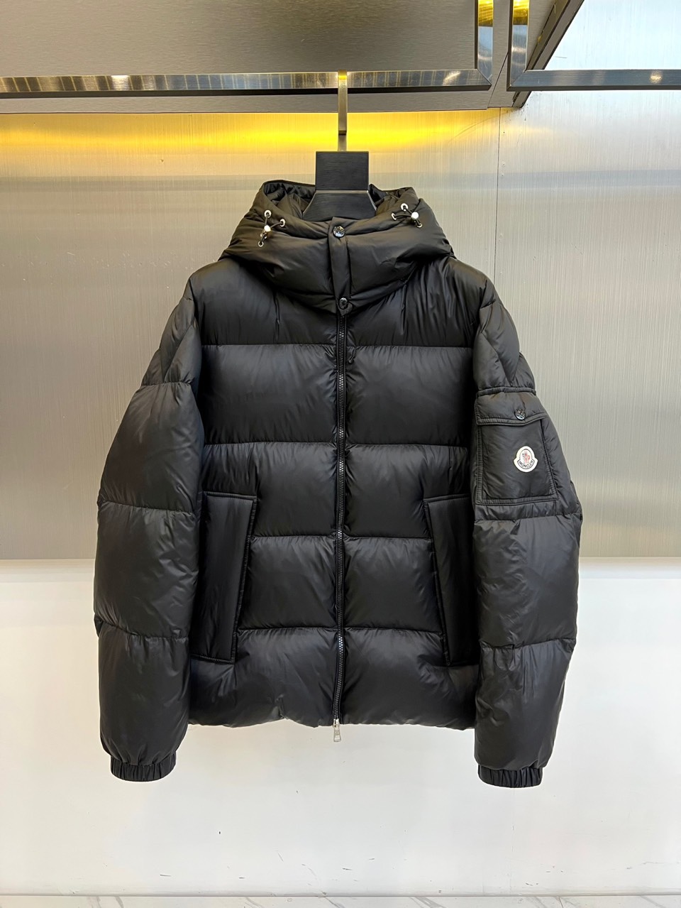 Mon蒙口（白鹅绒）、2025秋冬新款短款羽绒服以极简设计演绎现代冬日美学。连帽设计搭配可调节抽绳，兼顾