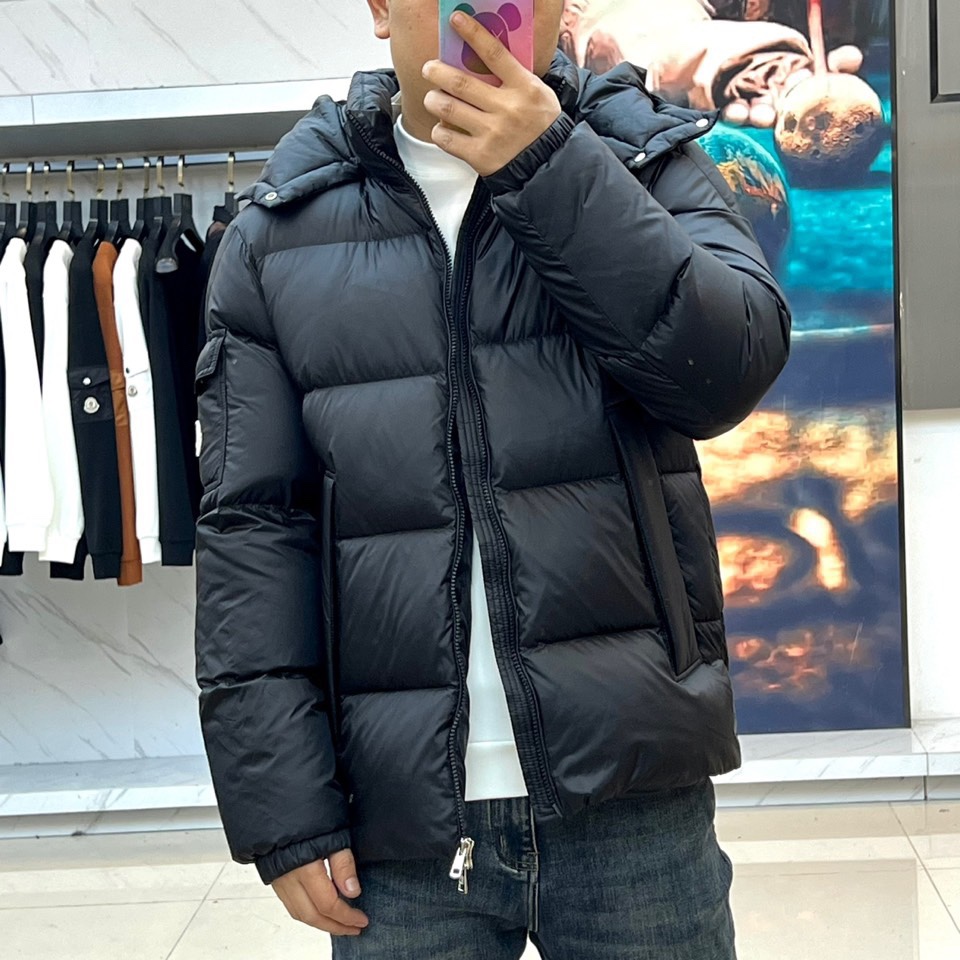 Mon蒙口（白鹅绒）、2025秋冬新款短款羽绒服以极简设计演绎现代冬日美学。连帽设计搭配可调节抽绳，兼顾