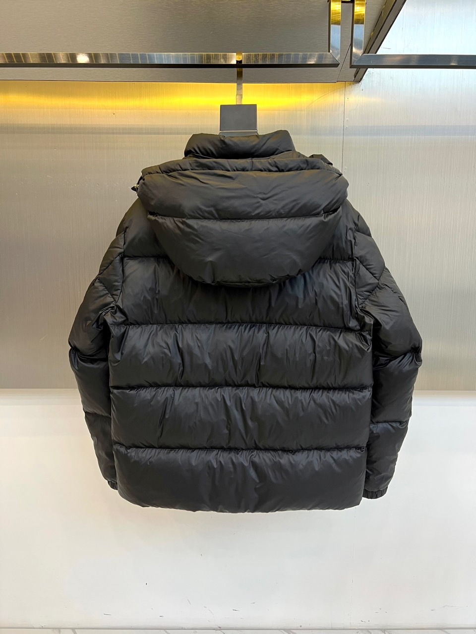 Mon蒙口（白鹅绒）、2025秋冬新款短款羽绒服以极简设计演绎现代冬日美学。连帽设计搭配可调节抽绳，兼顾