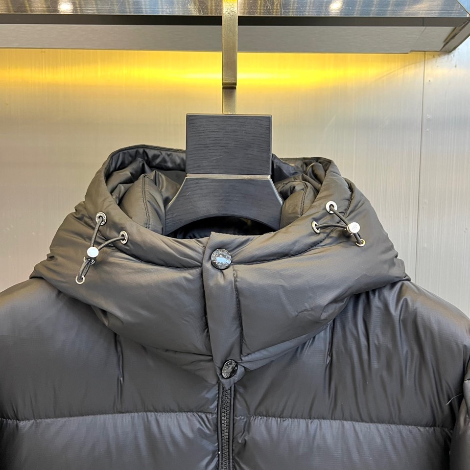 Mon蒙口（白鹅绒）、2025秋冬新款短款羽绒服以极简设计演绎现代冬日美学。连帽设计搭配可调节抽绳，兼顾