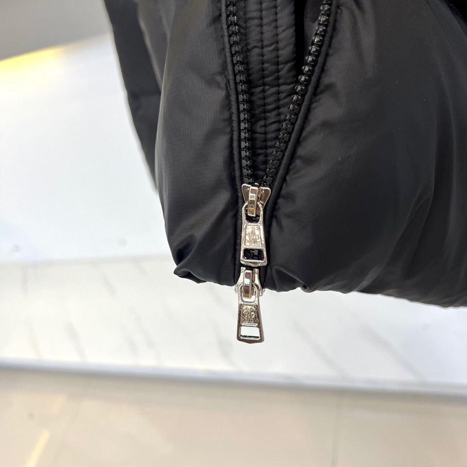 Mon蒙口（白鹅绒）、2025秋冬新款短款羽绒服以极简设计演绎现代冬日美学。连帽设计搭配可调节抽绳，兼顾