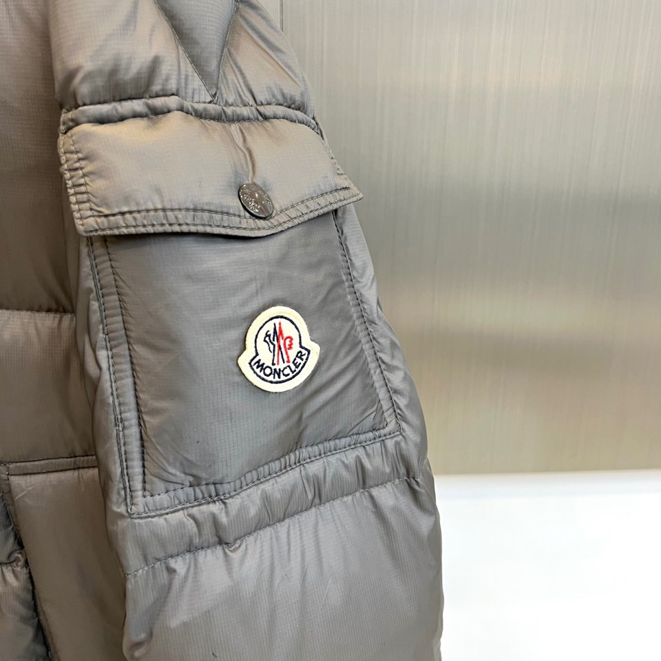 Mon蒙口（白鹅绒）、2025秋冬新款短款羽绒服以极简设计演绎现代冬日美学。连帽设计搭配可调节抽绳，兼顾