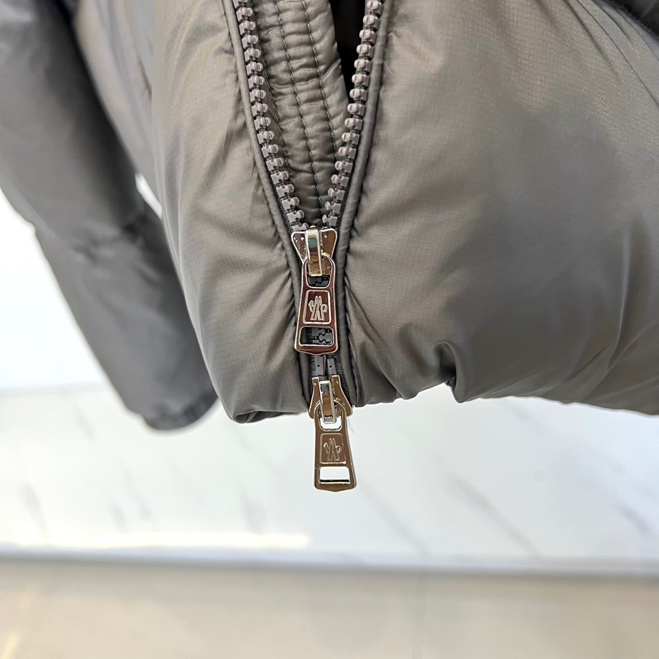 Mon蒙口（白鹅绒）、2025秋冬新款短款羽绒服以极简设计演绎现代冬日美学。连帽设计搭配可调节抽绳，兼顾