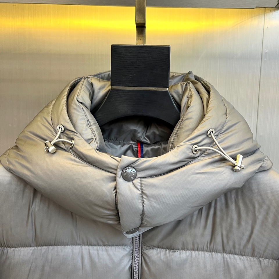 Mon蒙口（白鹅绒）、2025秋冬新款短款羽绒服以极简设计演绎现代冬日美学。连帽设计搭配可调节抽绳，兼顾