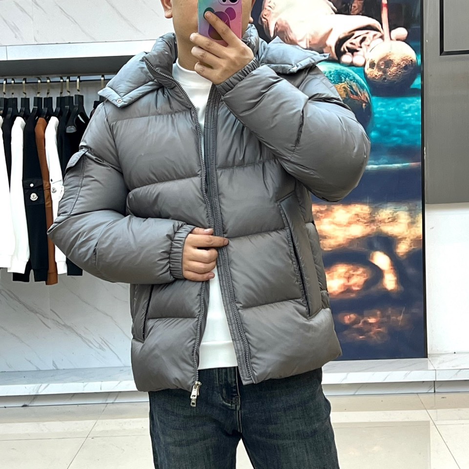 Mon蒙口（白鹅绒）、2025秋冬新款短款羽绒服以极简设计演绎现代冬日美学。连帽设计搭配可调节抽绳，兼顾