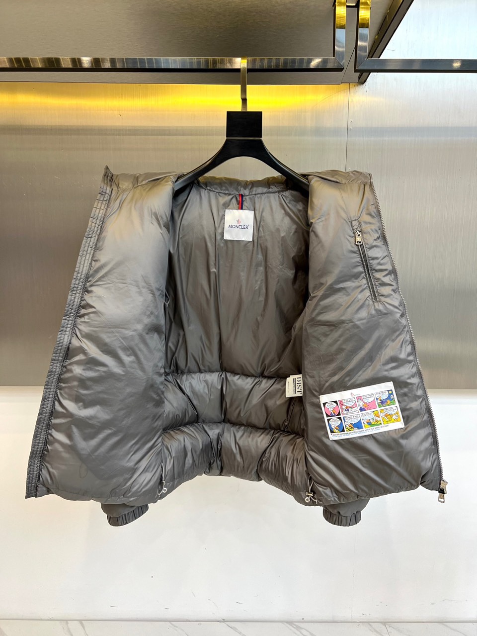 Mon蒙口（白鹅绒）、2025秋冬新款短款羽绒服以极简设计演绎现代冬日美学。连帽设计搭配可调节抽绳，兼顾