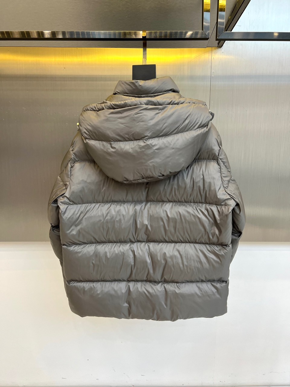 Mon蒙口（白鹅绒）、2025秋冬新款短款羽绒服以极简设计演绎现代冬日美学。连帽设计搭配可调节抽绳，兼顾