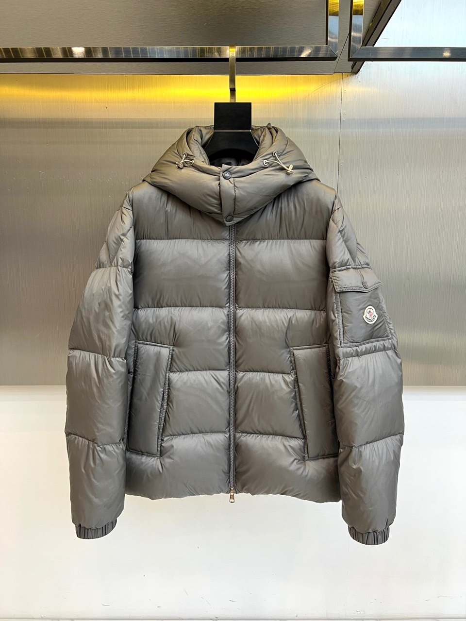 Mon蒙口（白鹅绒）、2025秋冬新款短款羽绒服以极简设计演绎现代冬日美学。连帽设计搭配可调节抽绳，兼顾