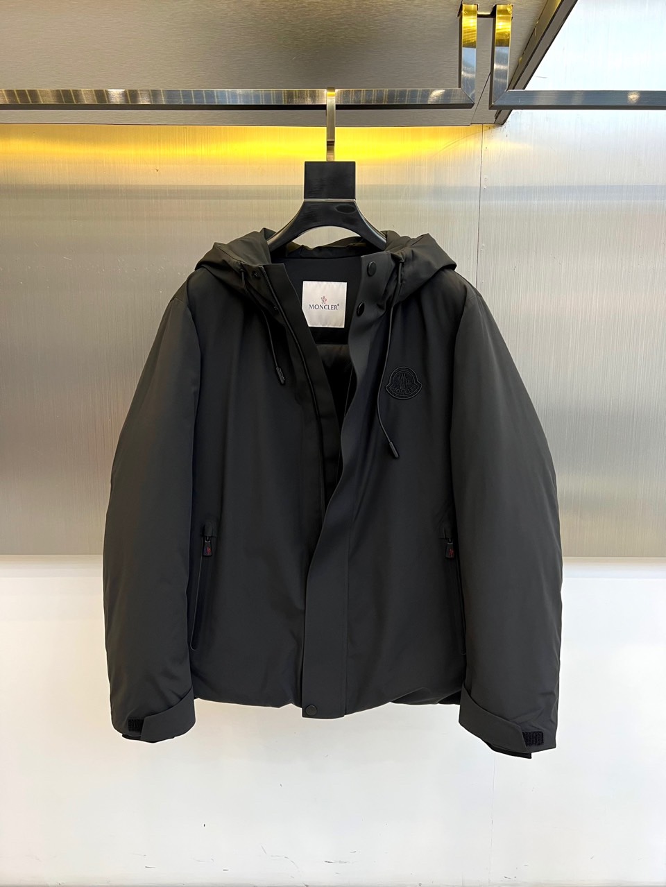 Mon蒙口、2025秋冬新品 MON机能羽绒服，这款羽绒服采用连帽设计搭配防风抽绳系统，前襟配置顺滑拉链