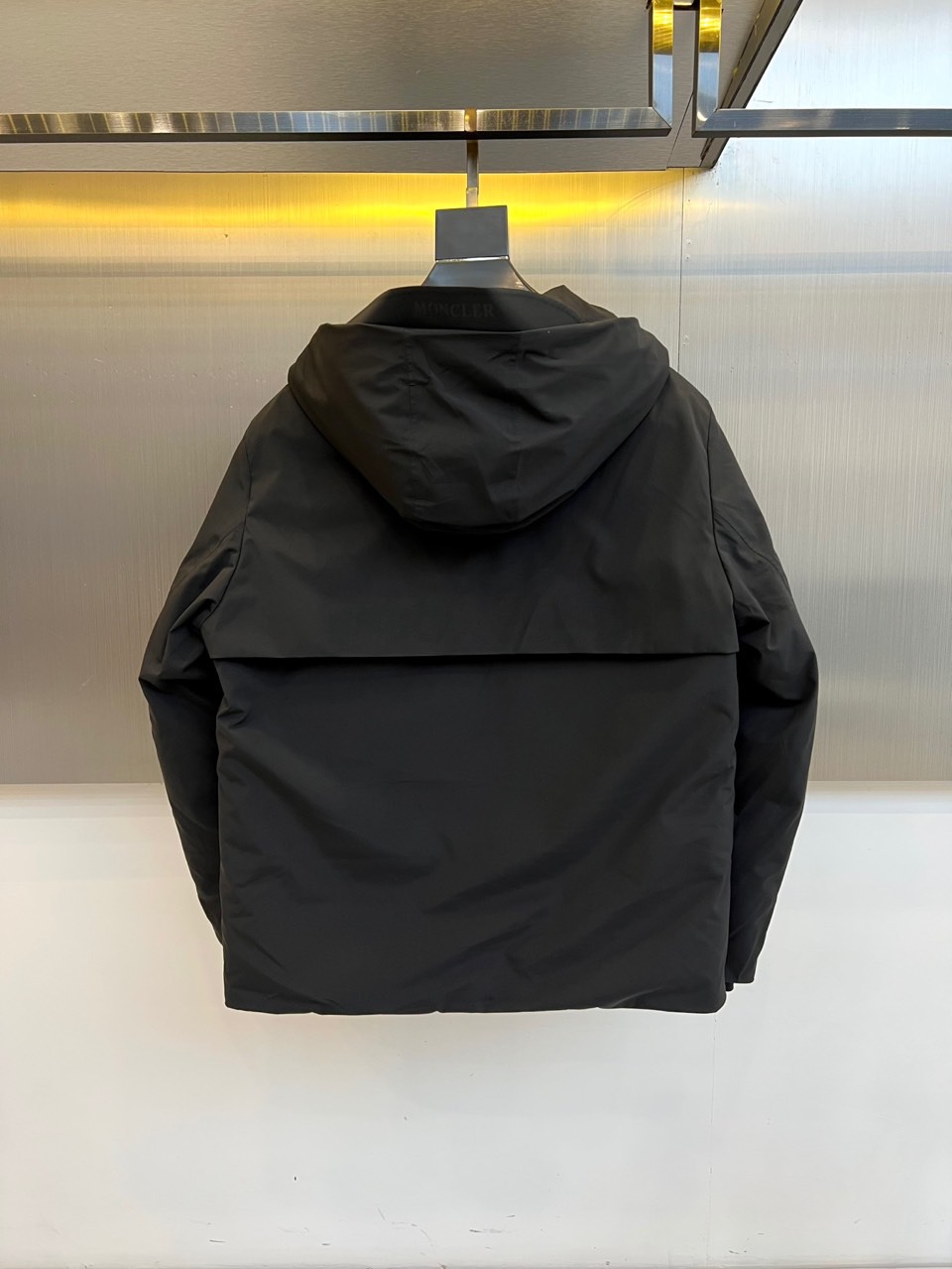 Mon蒙口、2025秋冬新品 MON机能羽绒服，这款羽绒服采用连帽设计搭配防风抽绳系统，前襟配置顺滑拉链