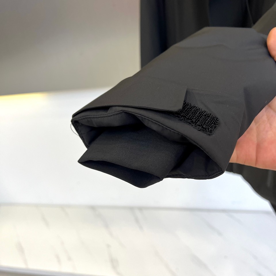 Mon蒙口、2025秋冬新品 MON机能羽绒服，这款羽绒服采用连帽设计搭配防风抽绳系统，前襟配置顺滑拉链