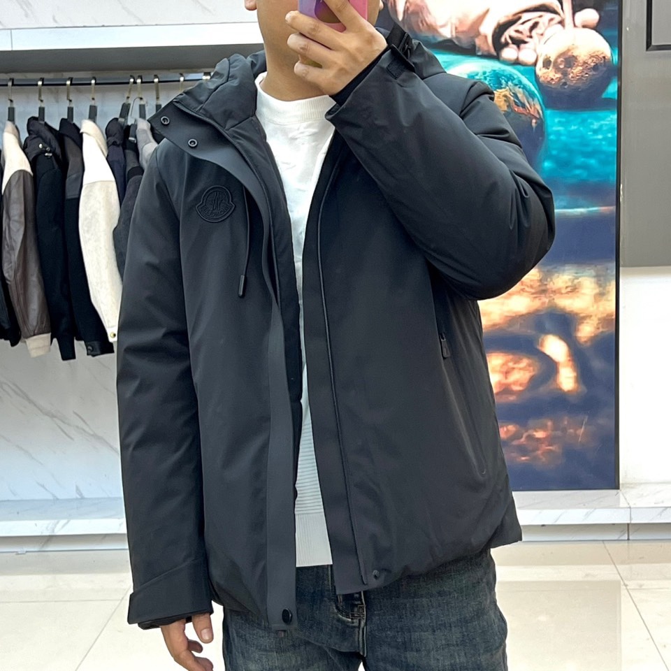 Mon蒙口、2025秋冬新品 MON机能羽绒服，这款羽绒服采用连帽设计搭配防风抽绳系统，前襟配置顺滑拉链