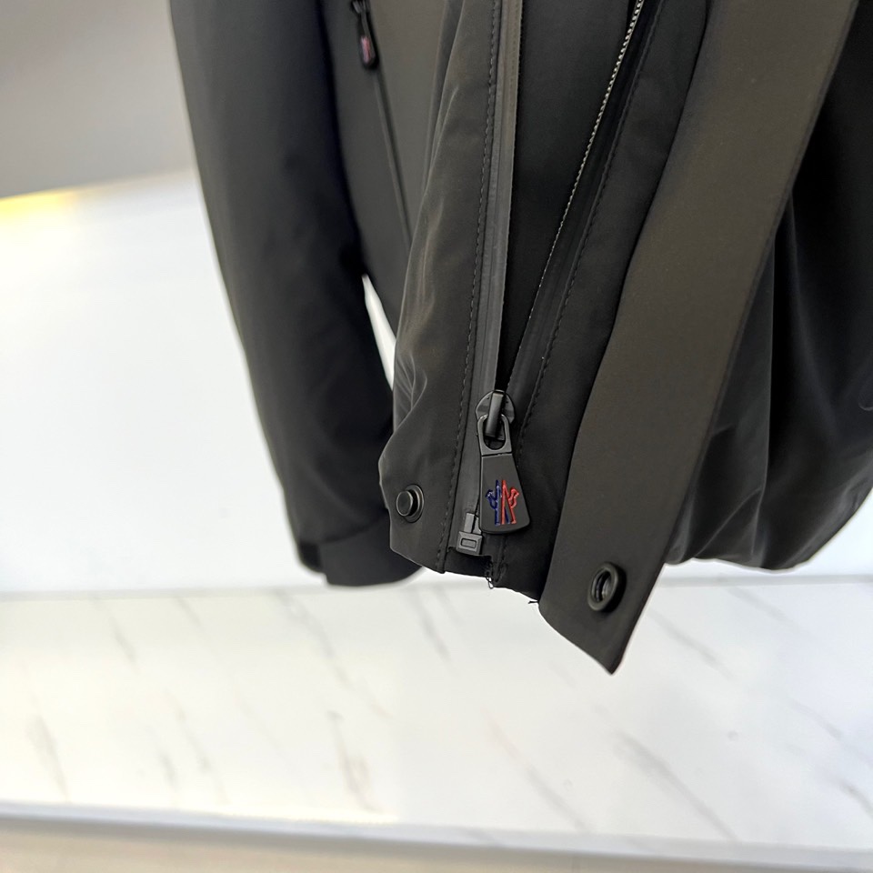 Mon蒙口、2025秋冬新品 MON机能羽绒服，这款羽绒服采用连帽设计搭配防风抽绳系统，前襟配置顺滑拉链