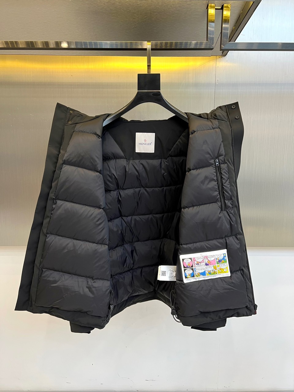 Mon蒙口、2025秋冬新品 MON机能羽绒服，这款羽绒服采用连帽设计搭配防风抽绳系统，前襟配置顺滑拉链