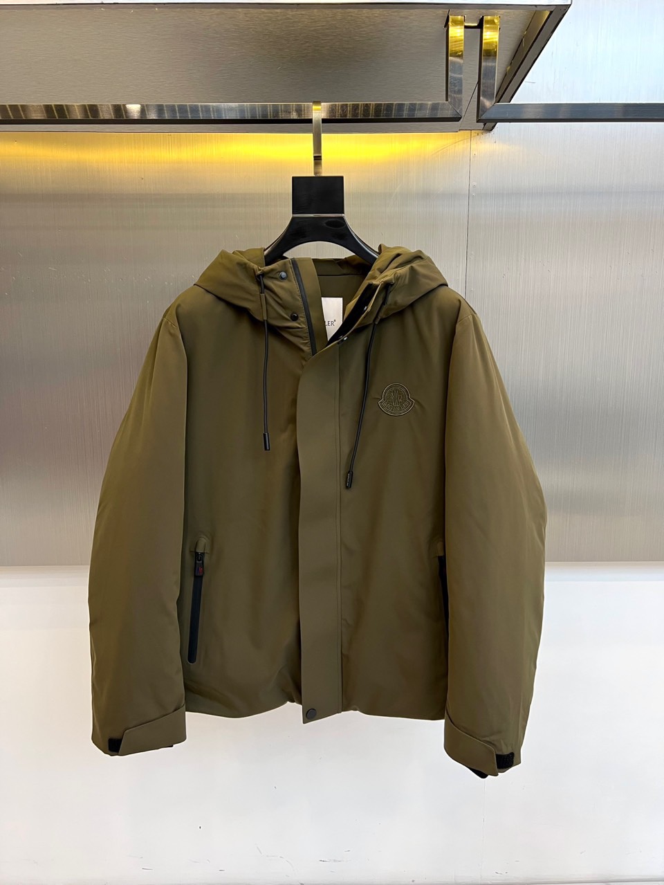 Mon蒙口、2025秋冬新品 MON机能羽绒服，这款羽绒服采用连帽设计搭配防风抽绳系统，前襟配置顺滑拉链