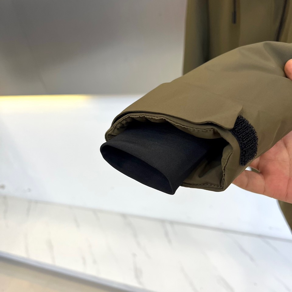 Mon蒙口、2025秋冬新品 MON机能羽绒服，这款羽绒服采用连帽设计搭配防风抽绳系统，前襟配置顺滑拉链