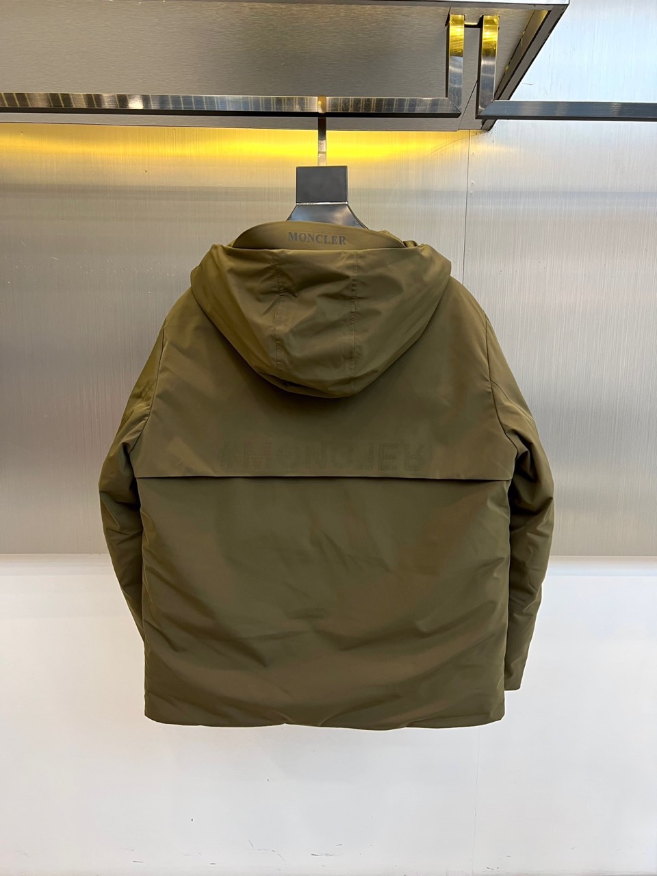 Mon蒙口、2025秋冬新品 MON机能羽绒服，这款羽绒服采用连帽设计搭配防风抽绳系统，前襟配置顺滑拉链