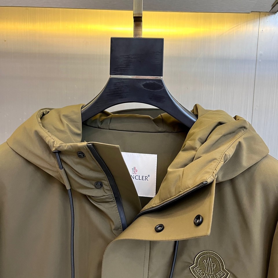 Mon蒙口、2025秋冬新品 MON机能羽绒服，这款羽绒服采用连帽设计搭配防风抽绳系统，前襟配置顺滑拉链