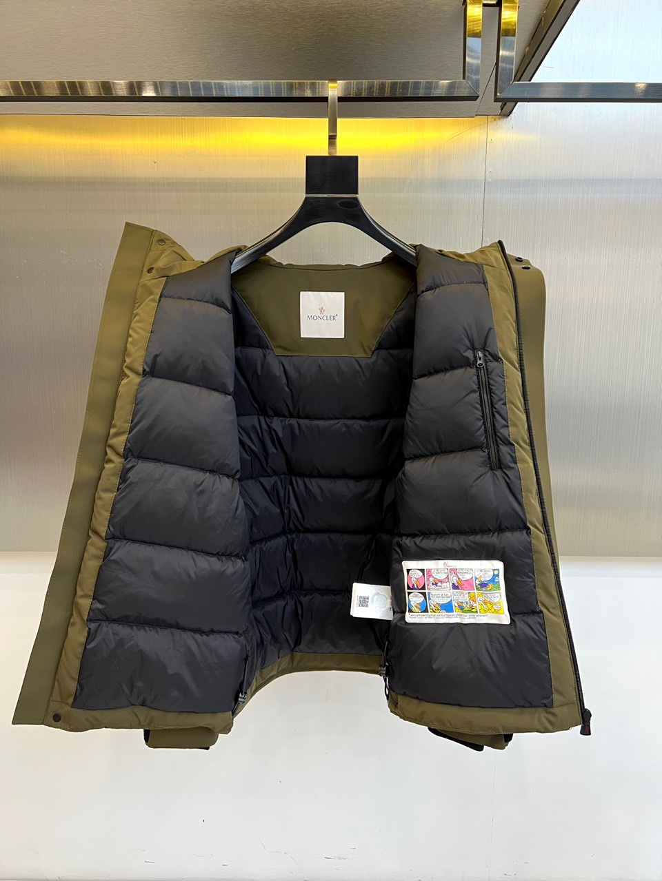 Mon蒙口、2025秋冬新品 MON机能羽绒服，这款羽绒服采用连帽设计搭配防风抽绳系统，前襟配置顺滑拉链