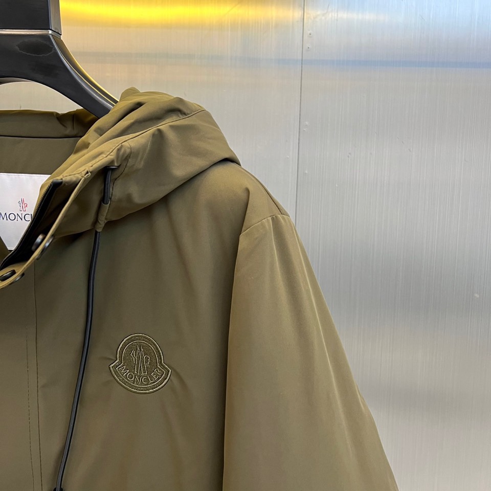 Mon蒙口、2025秋冬新品 MON机能羽绒服，这款羽绒服采用连帽设计搭配防风抽绳系统，前襟配置顺滑拉链
